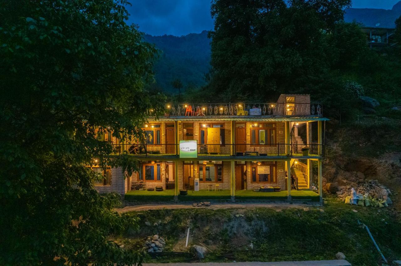 Whoopers Hostel Tosh Екстериор снимка