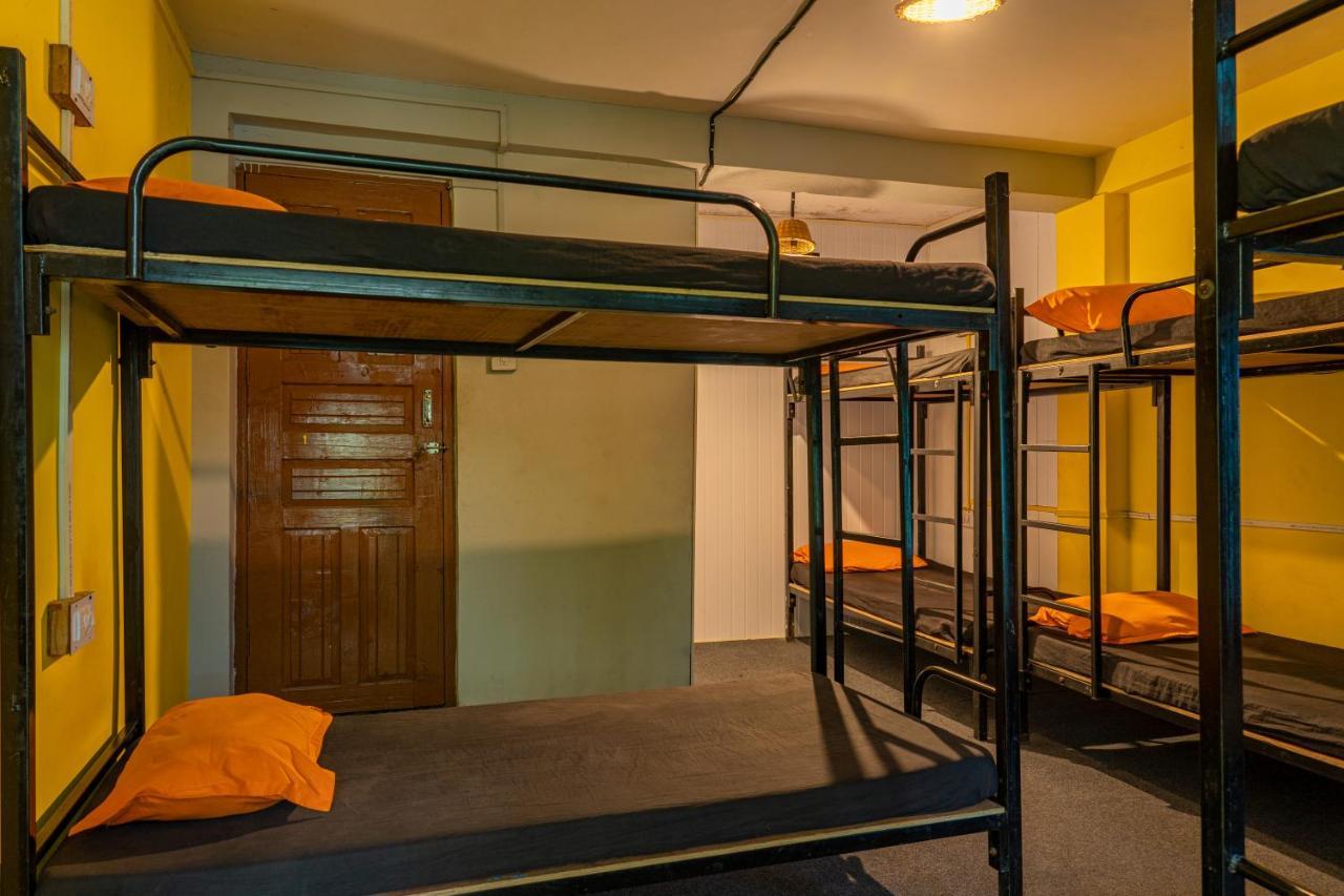 Whoopers Hostel Tosh Екстериор снимка