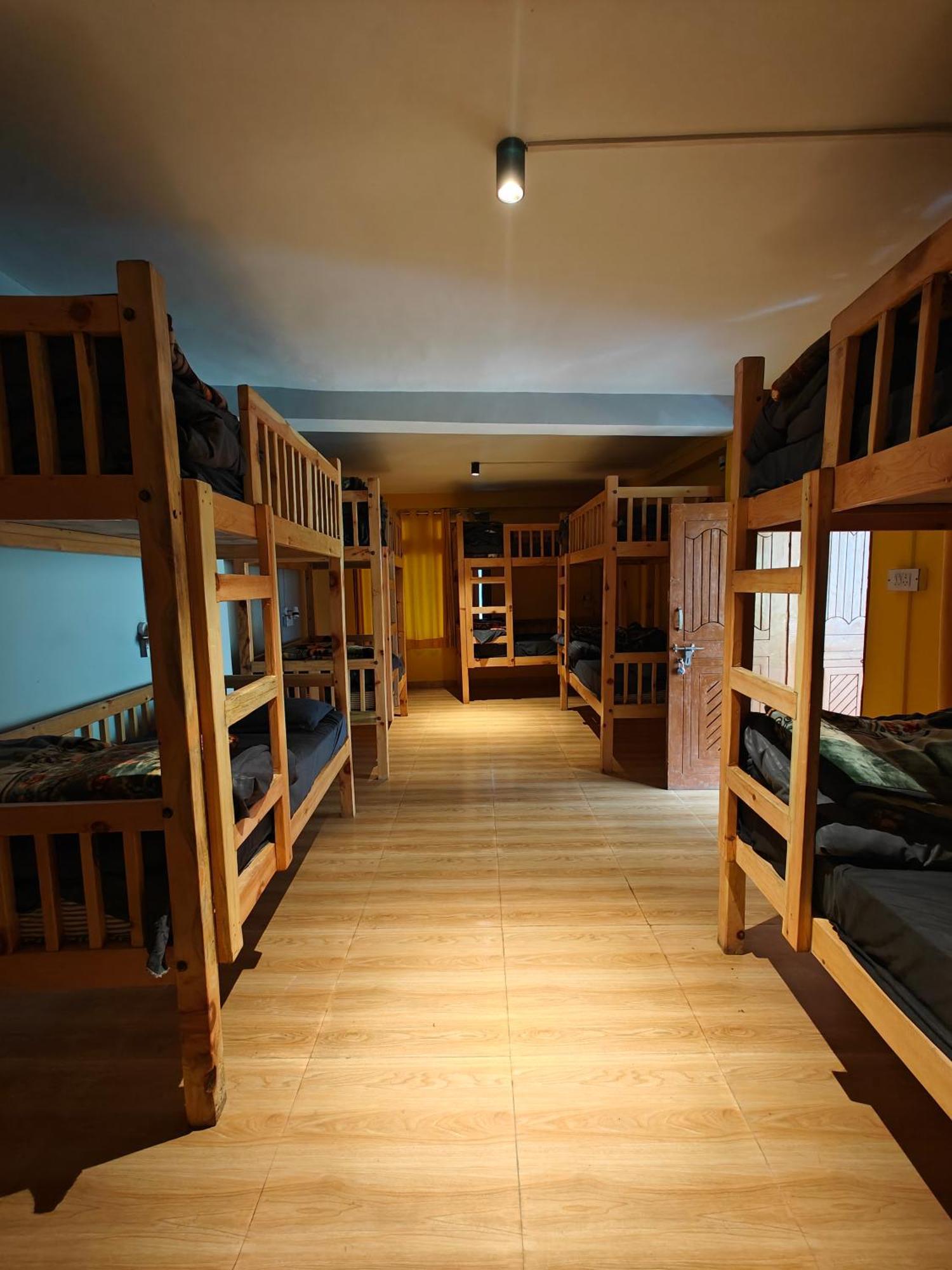 Whoopers Hostel Tosh Екстериор снимка